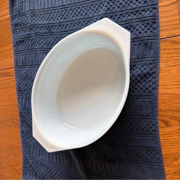 Pyrex Snowflake design lg 2.5 qt casserole dish, with white intact lid. - Picture 6 of 12